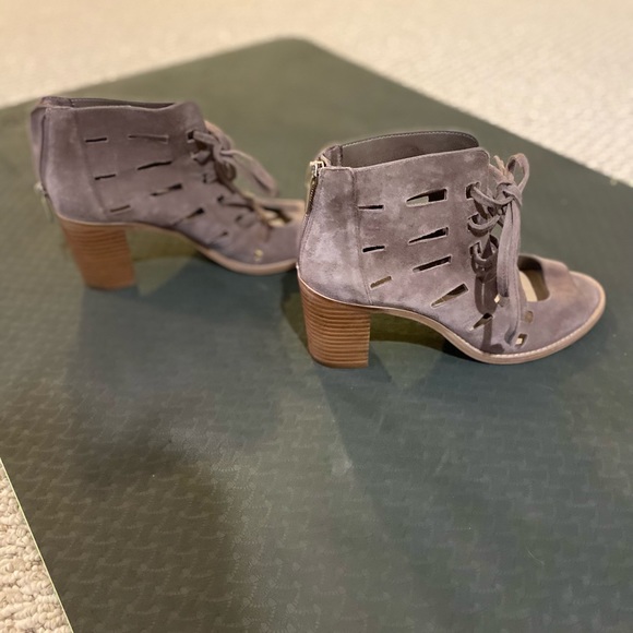 Vince Camuto heels Never worn! Great condition! - Picture 4 of 6